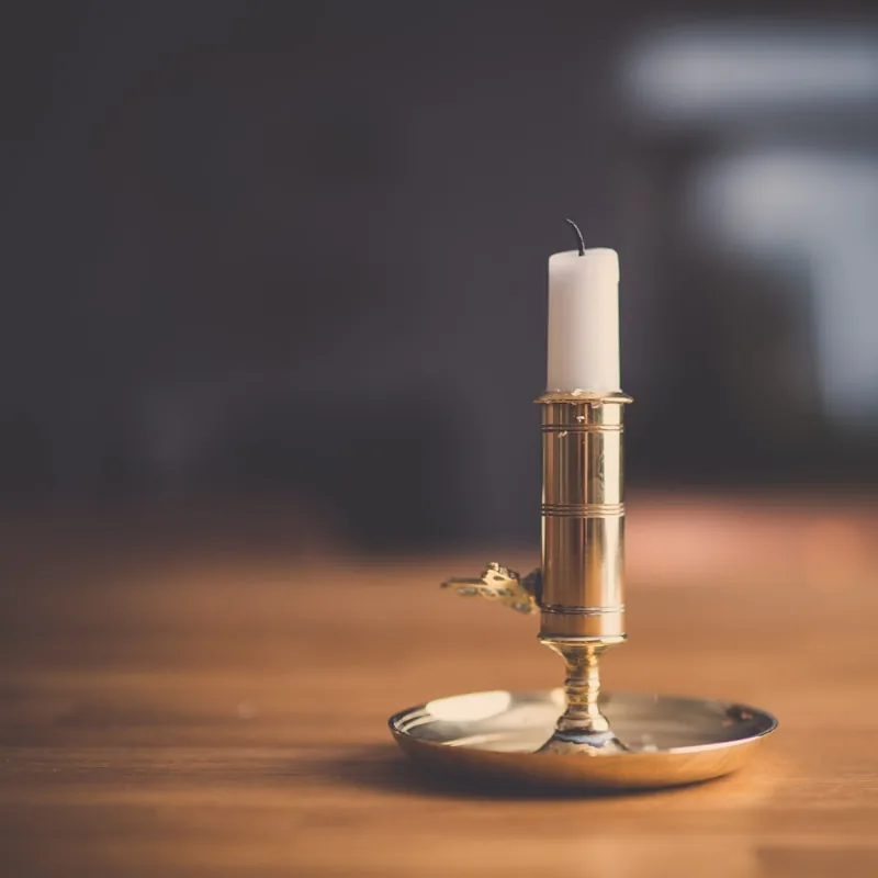 Une bougie allumée dans une lumière chaude