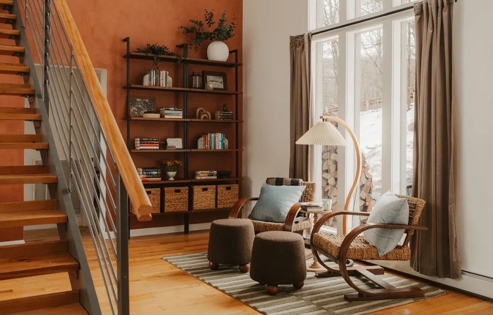 Deux fauteuils face à face dans un salon clair et chaleureux
