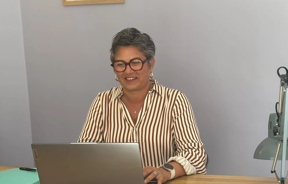 Aurélie Labrot installée à son bureau pour une séance en visio