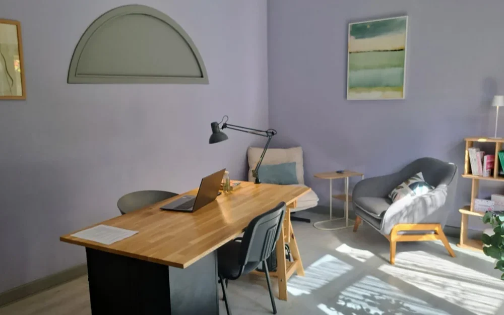 Le cabinet d'Aurélie Labrot, avec bureau, fauteuils et lumière naturelle